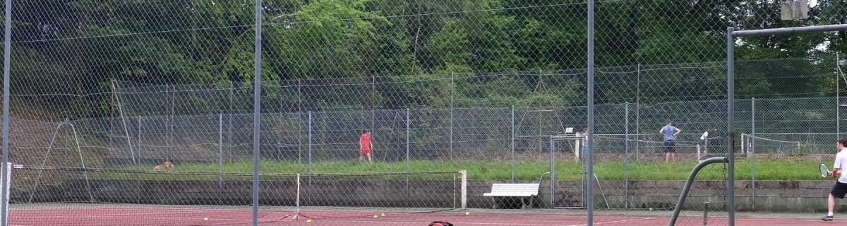 gymnase et terrain de tennis